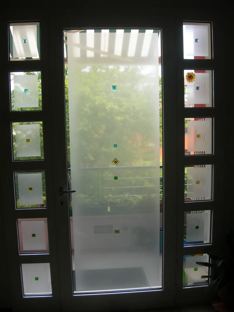 Vista interna di portoncino bicolore con vetro acidato e murrine