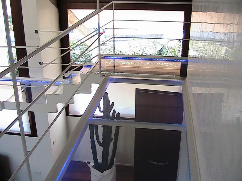 Scala in vetro illuminata per villa a Lignano