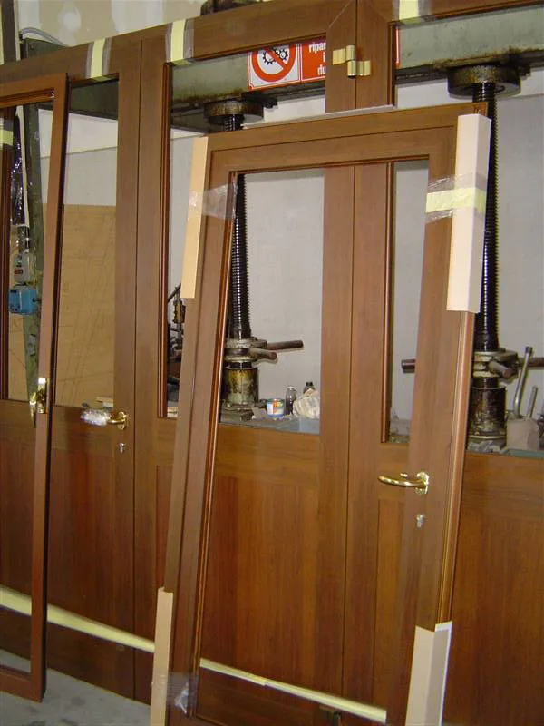 Serramenti finto legno in magazzino