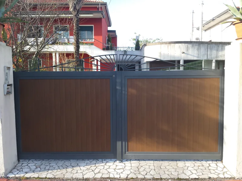 Cancello in ferro e alluminio effetto legno