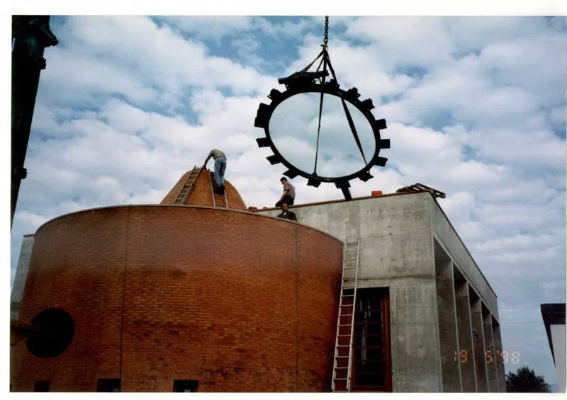 Montaggio della croce in ferro per Chiesa - Ceolini, Fontanafredda - Pordenone