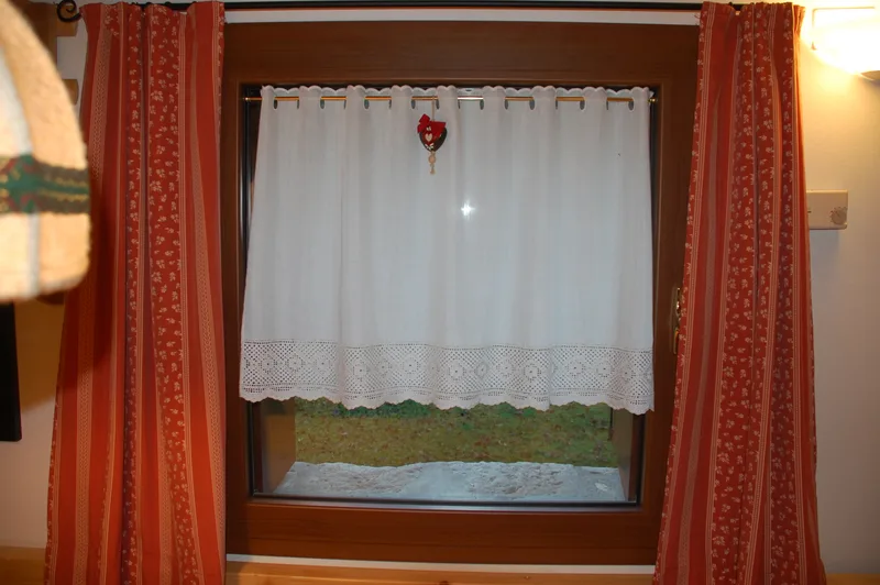Interno serramento in alluminio effetto legno su casa rustica
