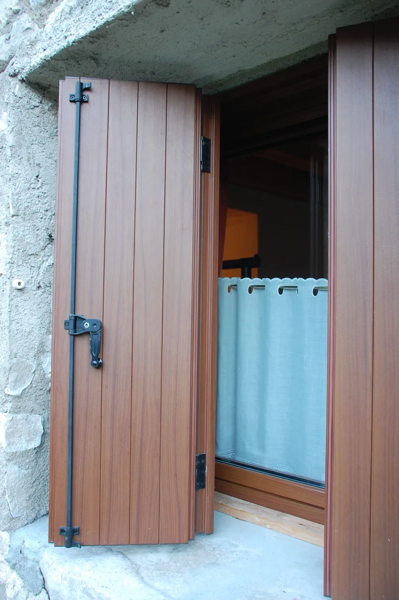 Scuro alla padovana in alluminio effetto legno per rustico