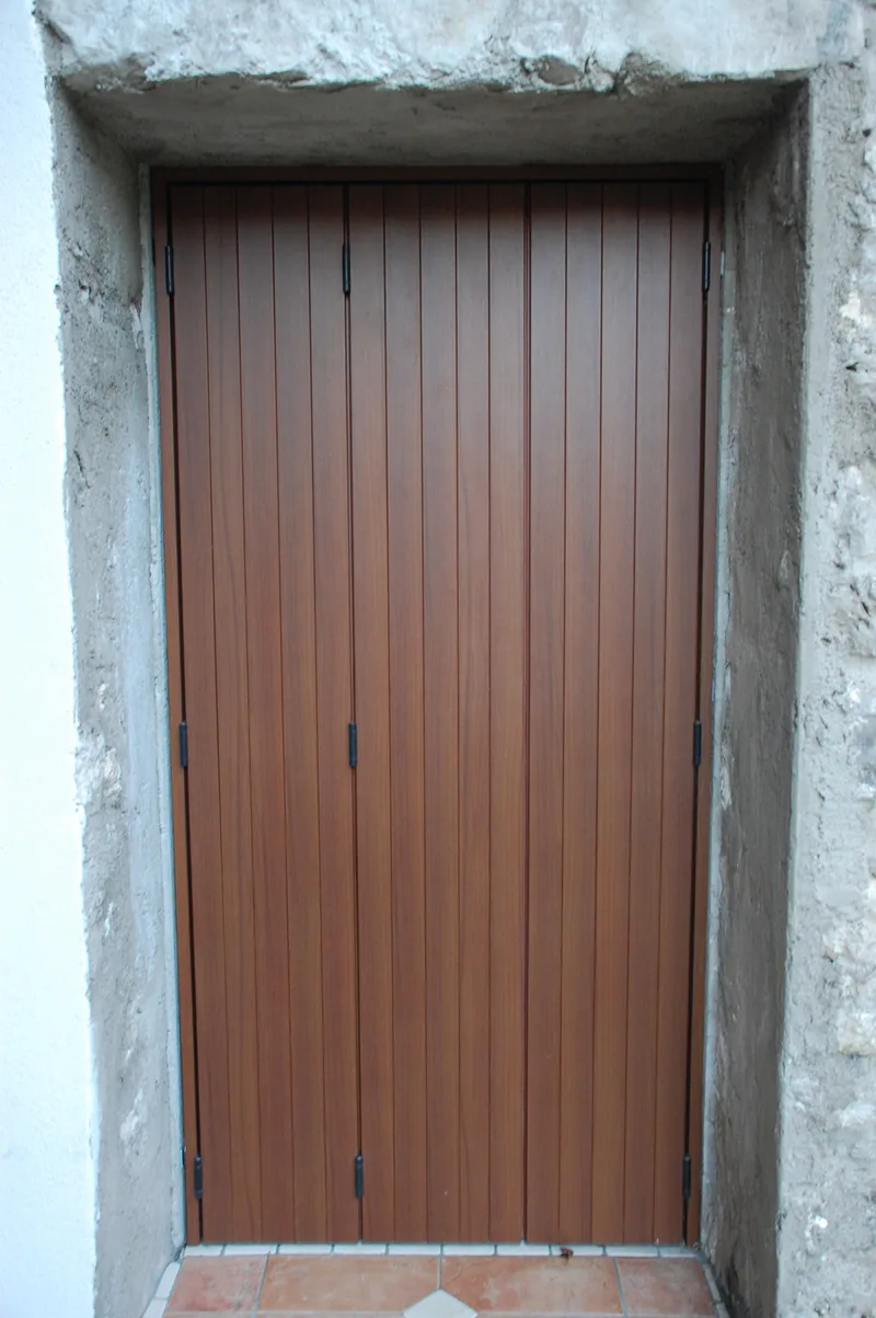 Scuro in alluminio effetto legno per casa in montagna