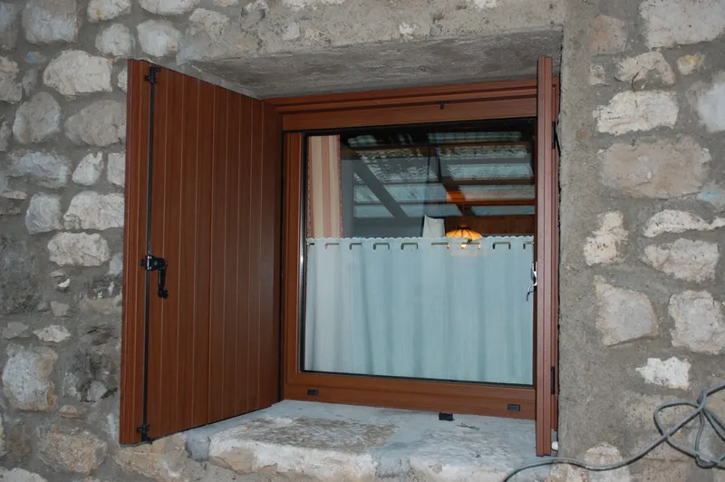 Serramento (scuri, zanzariere e finestra) in alluminio effetto legno per casa in montagna