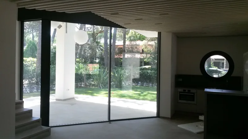 Villetta a Lignano, serramenti della ditta Pillon